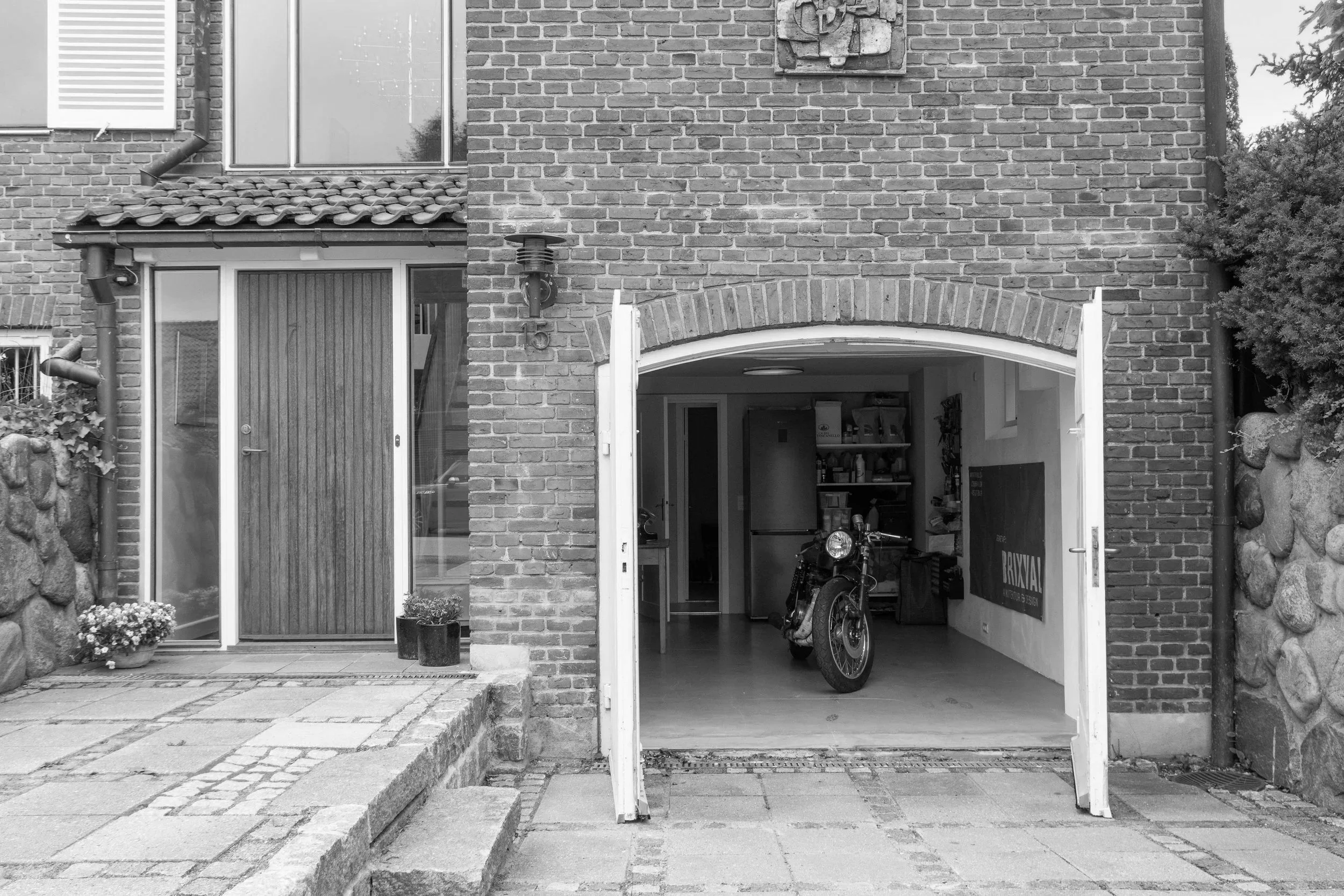 Hvad kendetegner den danske funktionalistiske villa – og hvordan renoverer man med respekt for husets arkitektur?