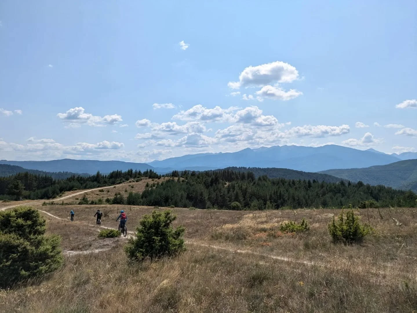 ⚡Family Ebike trips taking us a little bit further, a little bit faster ⚡

@microxtremebulgaria providing the perfect tools for the job as always with:
@santacruzbicycles 
@ridetsg