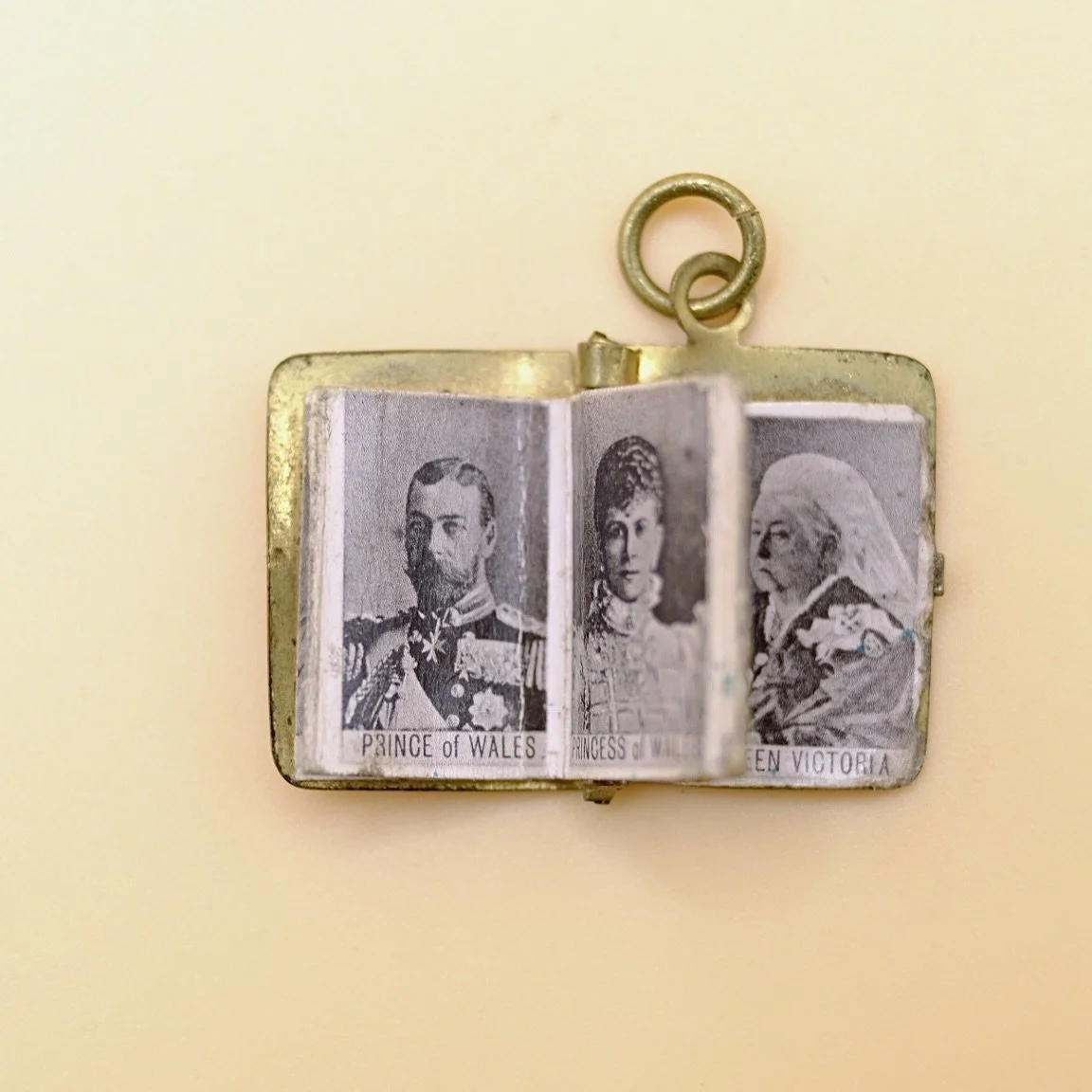 BVL823-royal-photo-album-locket-open.jpg