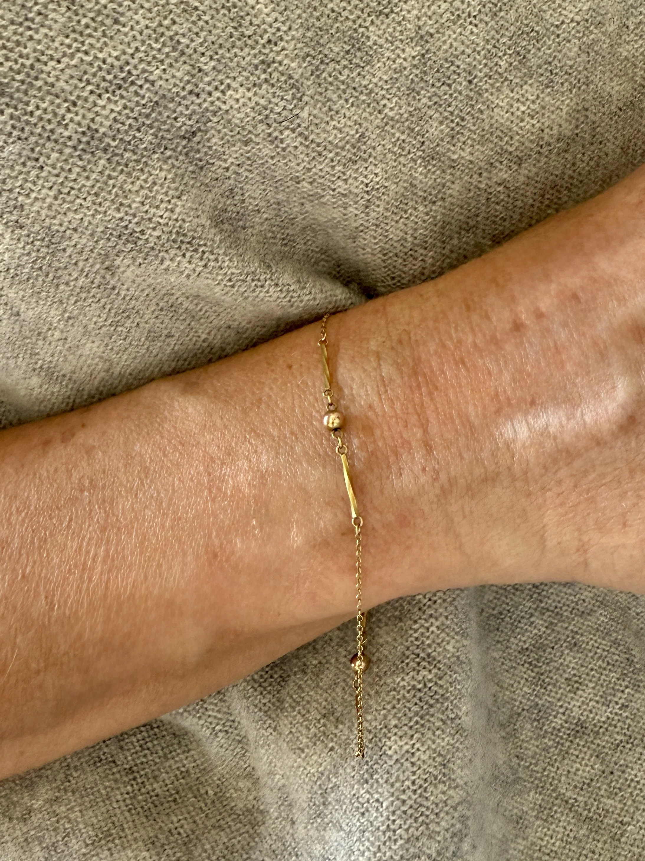 BVL720a-9ct-ball-and-bar-bracelet-worn.jpg