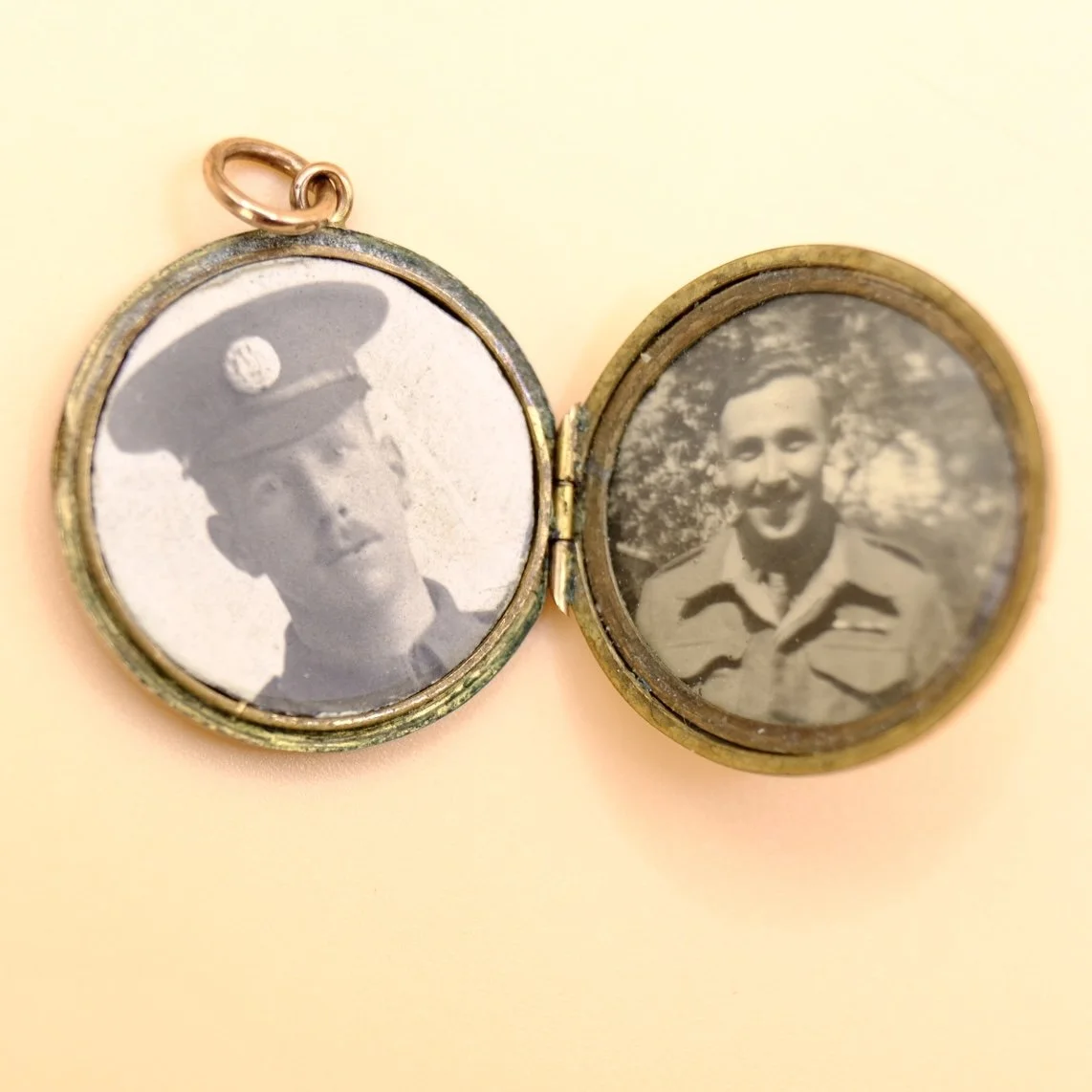 BVL1245-round-photo-locket-photos.jpg