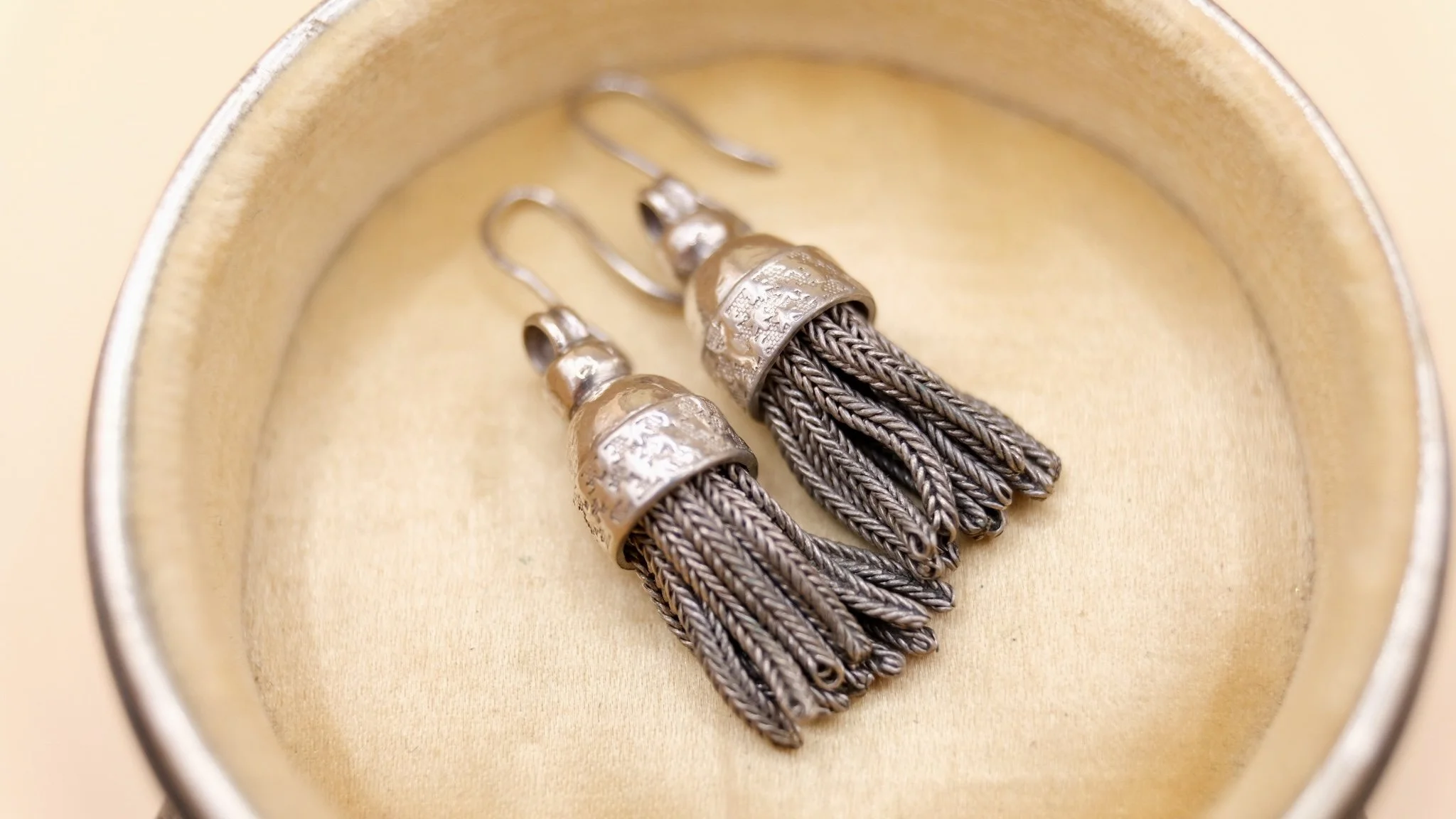 BVL860 silver tassle box.jpg