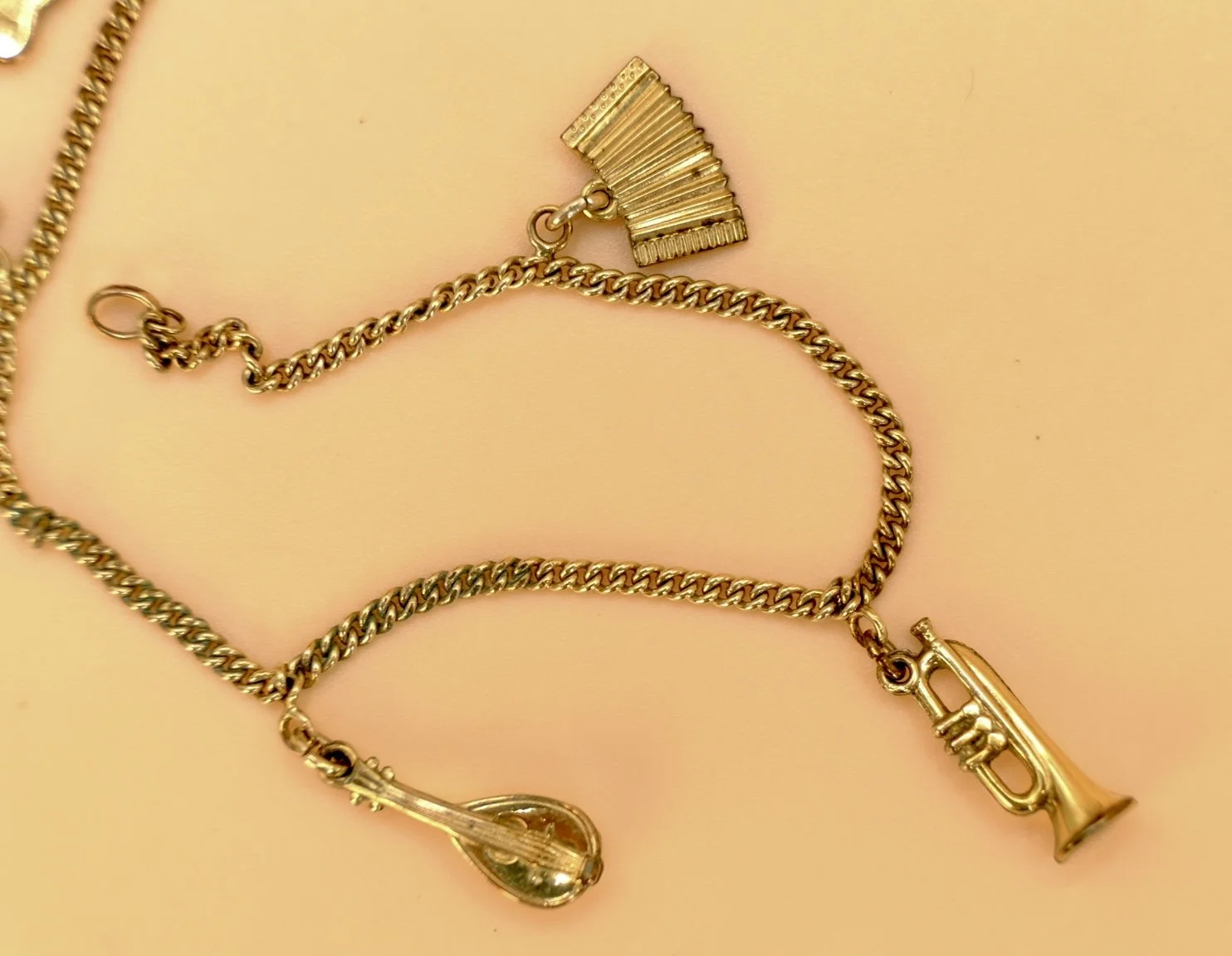 BVL1165-music-instruments-bracelet-detail.jpg