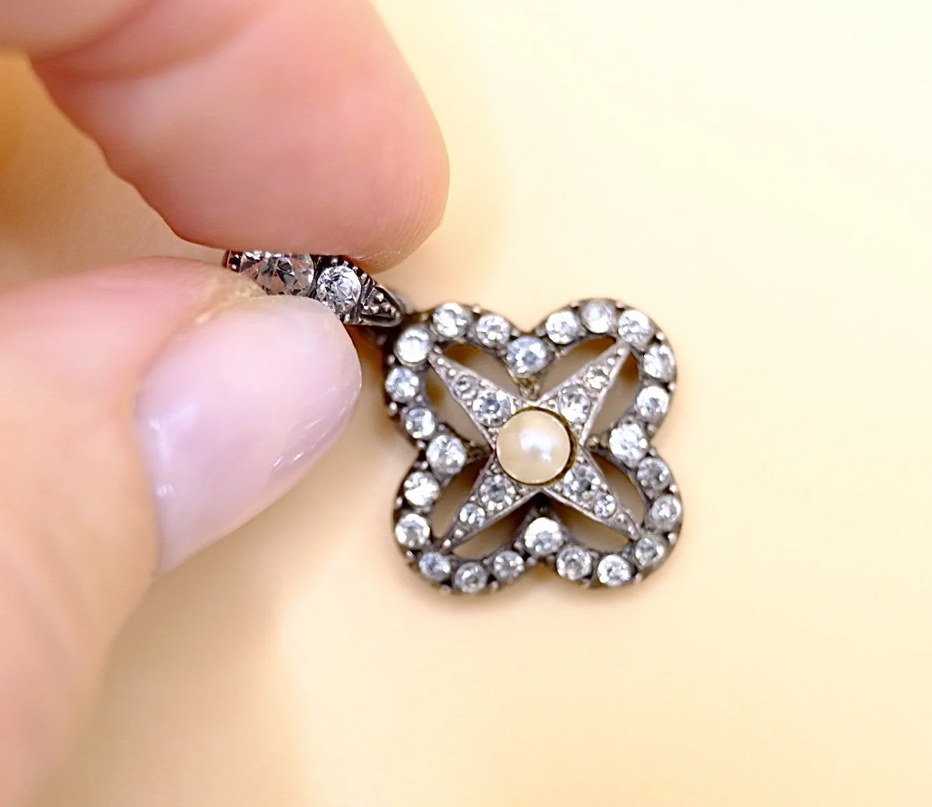 BVL1131-pearl-paste-pendant-held.jpg