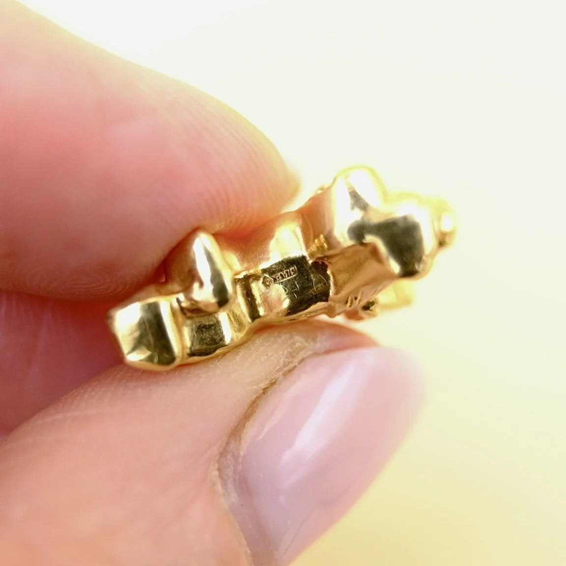 BVL1107-9ct-spaniel-charm-marks.jpg
