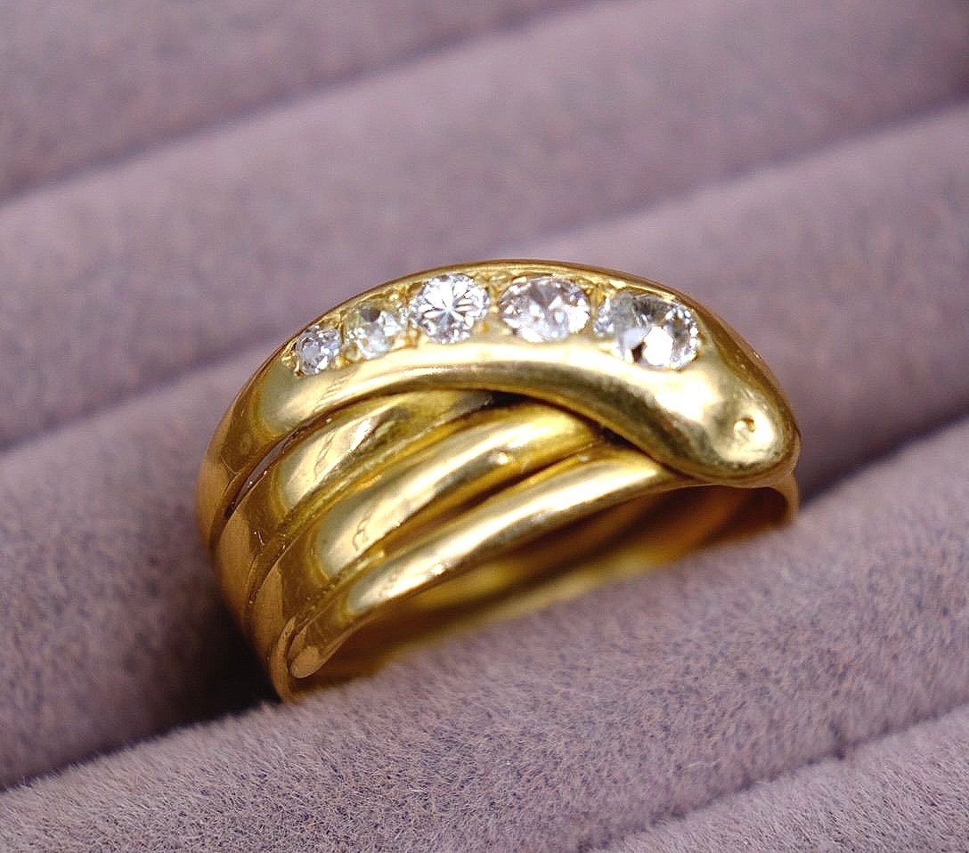 BVL193+diamond+snake+ring+box+side+2.jpg