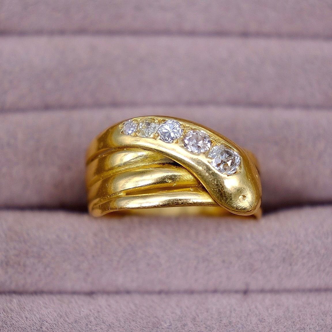 BVL193+diamond+snake+ring+box+top+2.jpg