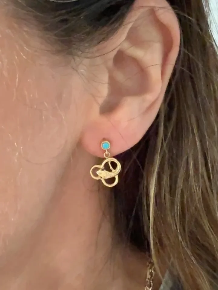 It&rsquo;s sunny so that means only one thing bebby - bring out the turquoise! 🩵🩵🩵

Vintage 9ct yellow gold earrings - coiled snakes with sapphire cabochon eyes and turquoise cabochon studs

Linked in stories and New xx