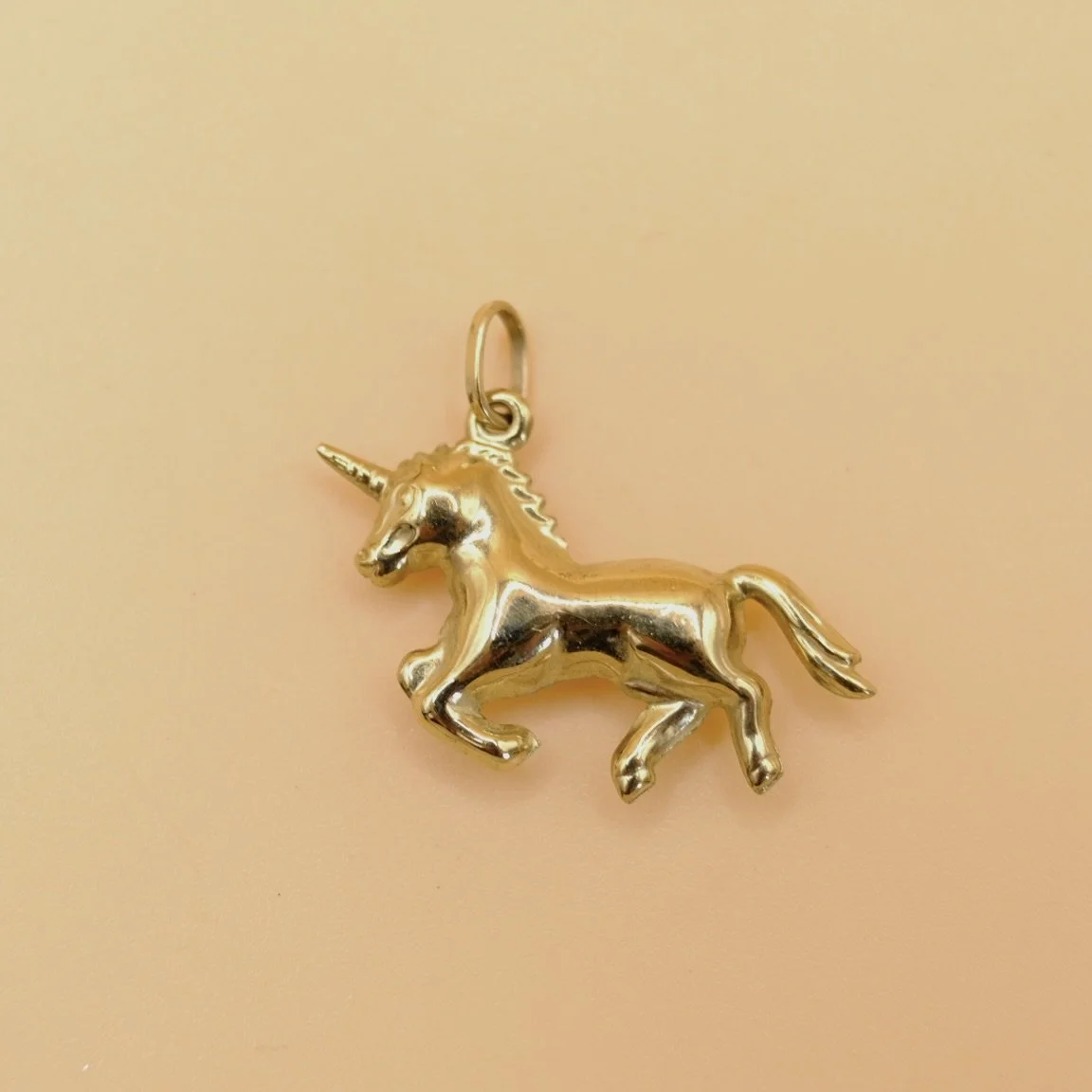 BVL1151-gold-unicorn-pendant-back.jpg