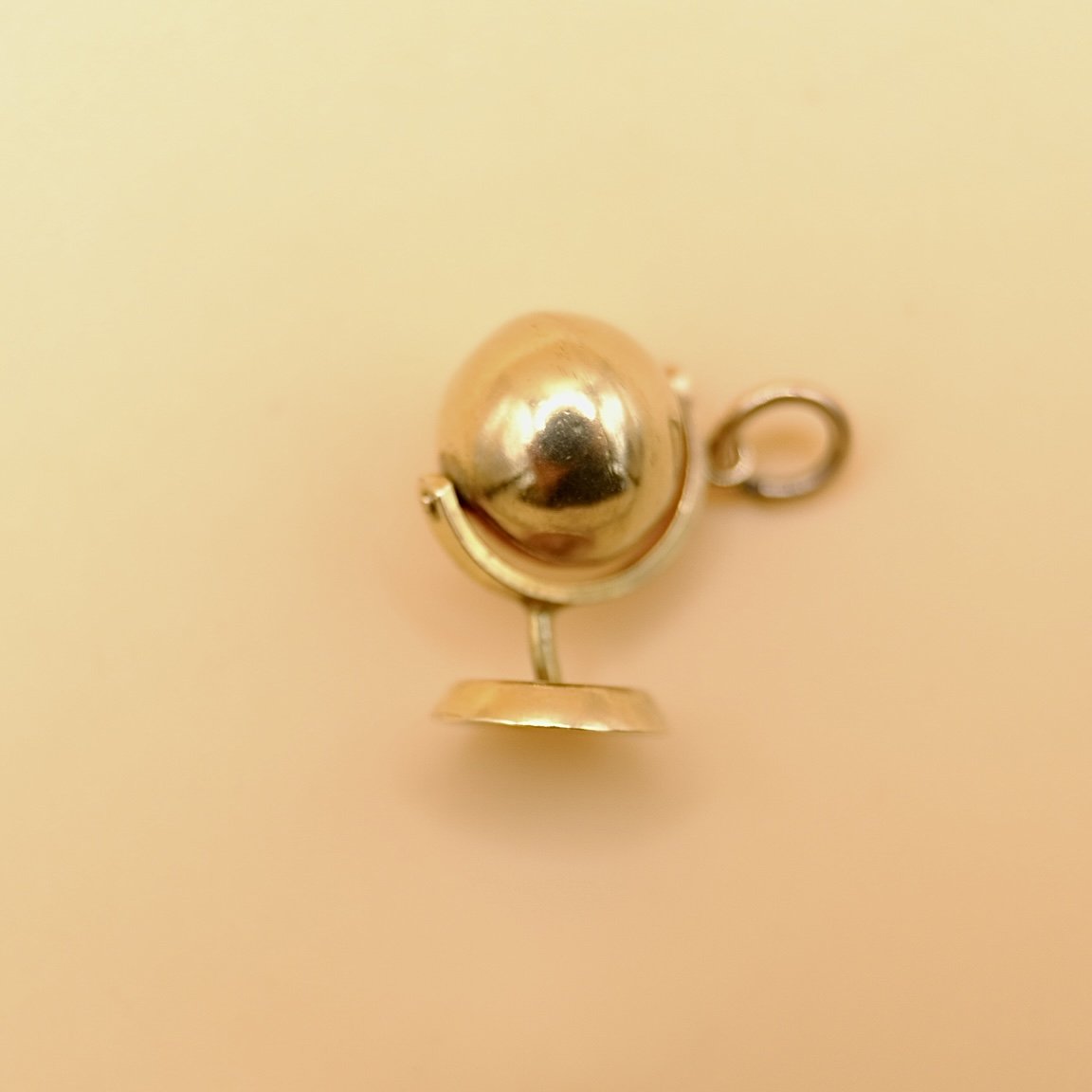 BVL1105-9ct-globe-charm-back.jpg
