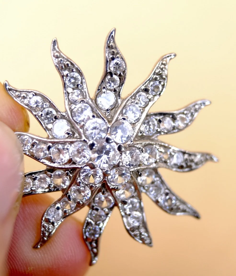 BVL1190-paste-starburst-pendant-held.jpg