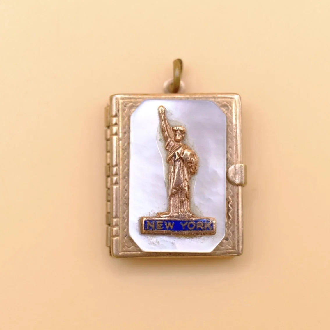 BVL1215-New-York-book-locket.jpg