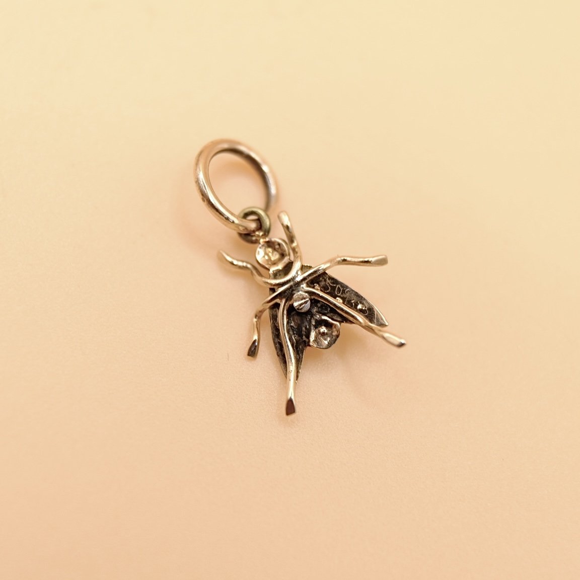 BVL1117-pearl-fly-pendant-back.jpg