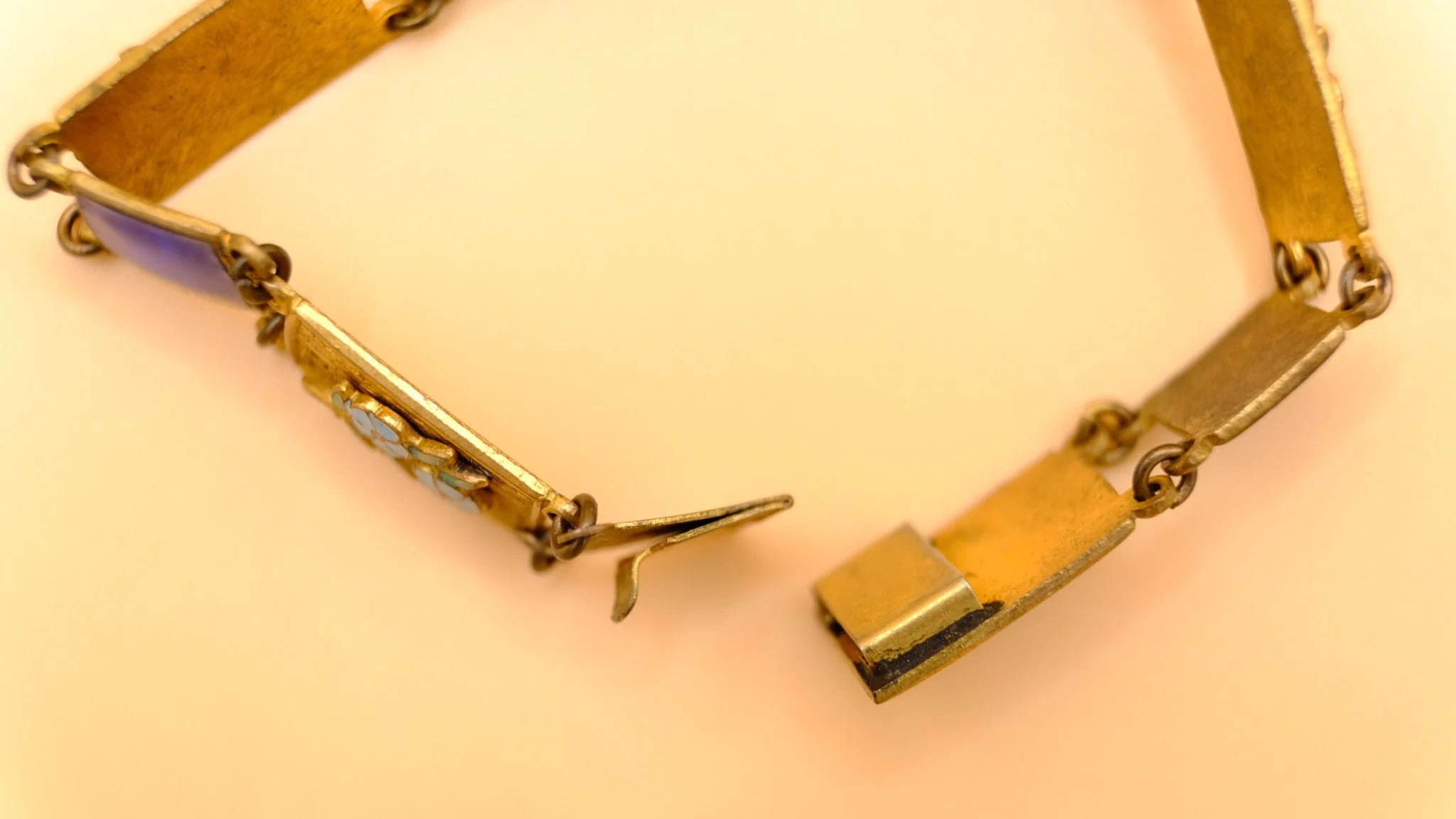 BVL909-enamel-forget-me-not-bracelet-clasp.JPG