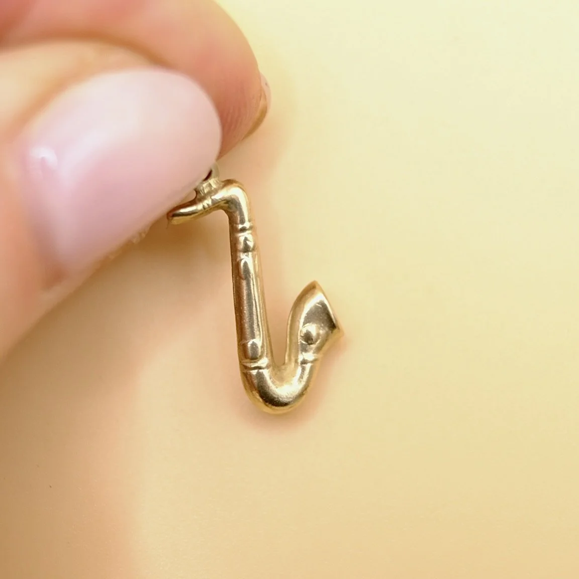 BVL1101-9ct-saxophone-charm-held.jpg