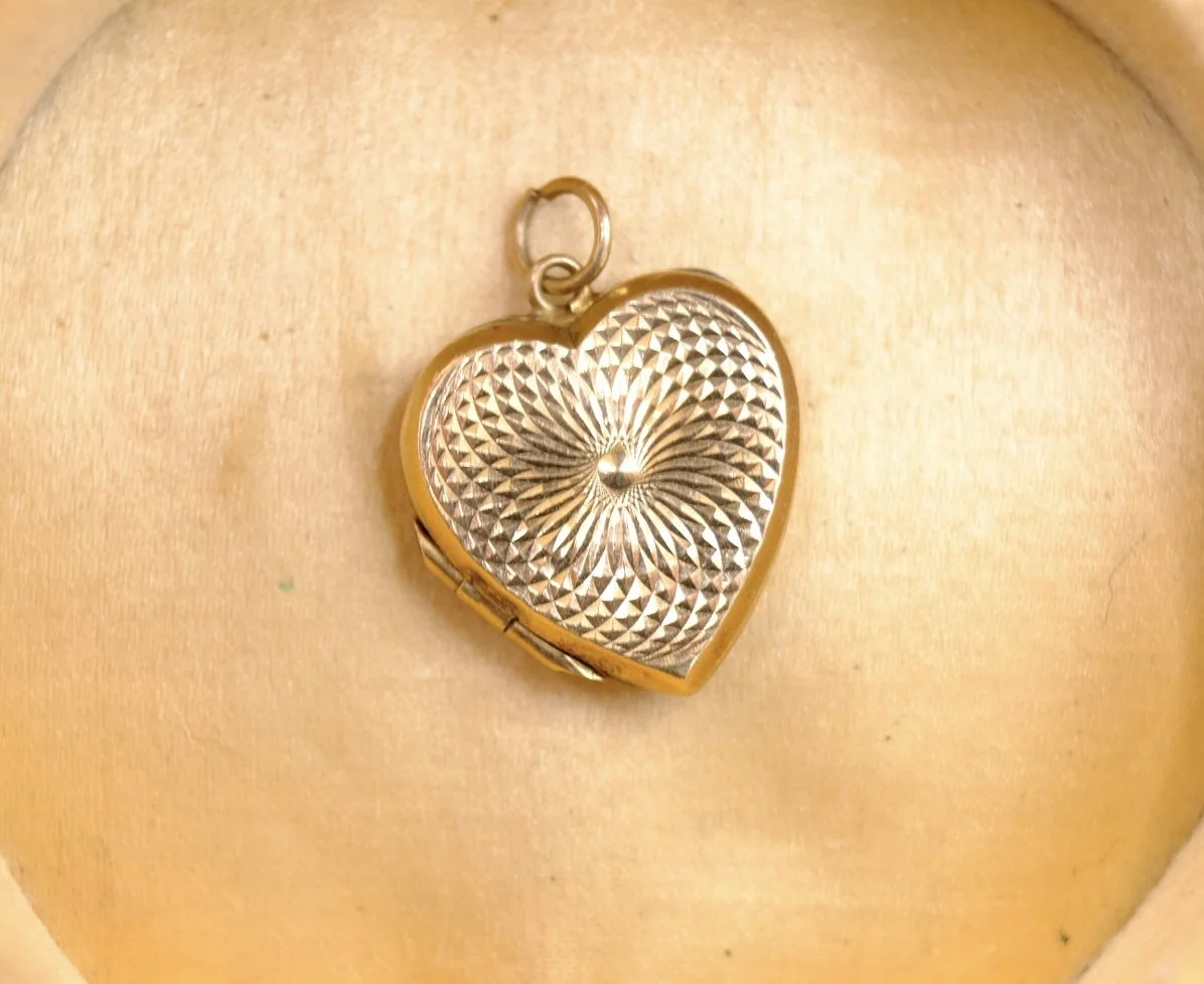 BVL1237-engraved-heart-locket-box.jpg