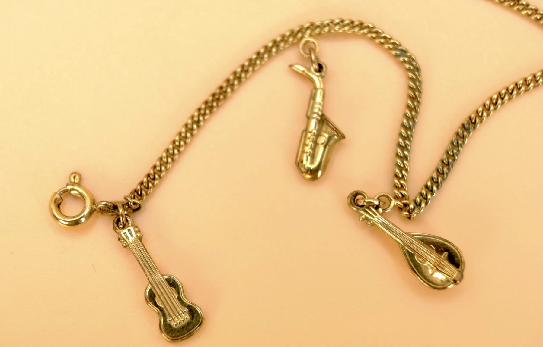 BVL1165-music-instruments-bracelet-detail2.jpg