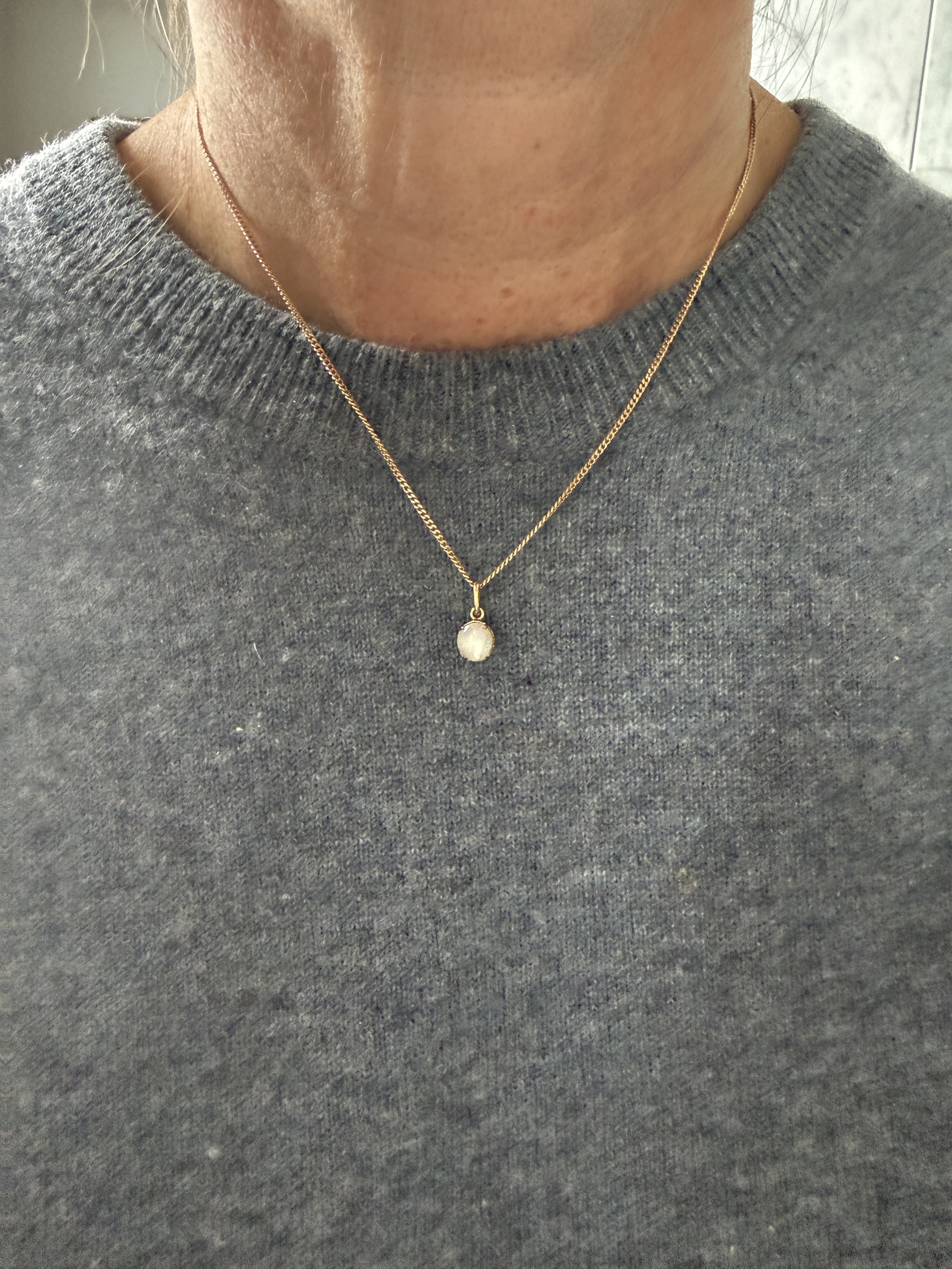 BVL1138-star-sapphire-pendant-worn.JPG