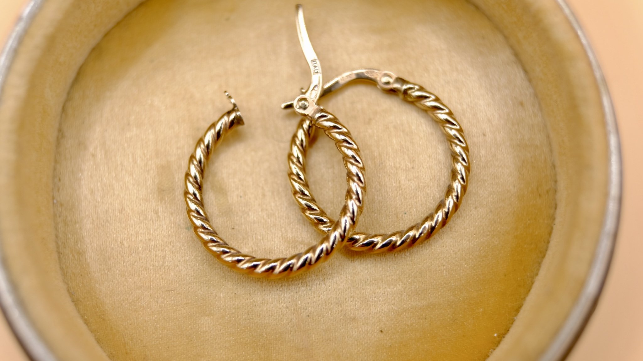 BVL960-9ct-twist-hoop-earrings-box.jpg