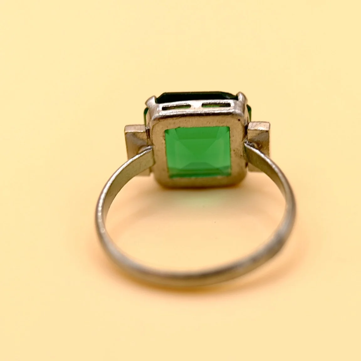 BVL1209-paste-green-square-ring-back.jpg