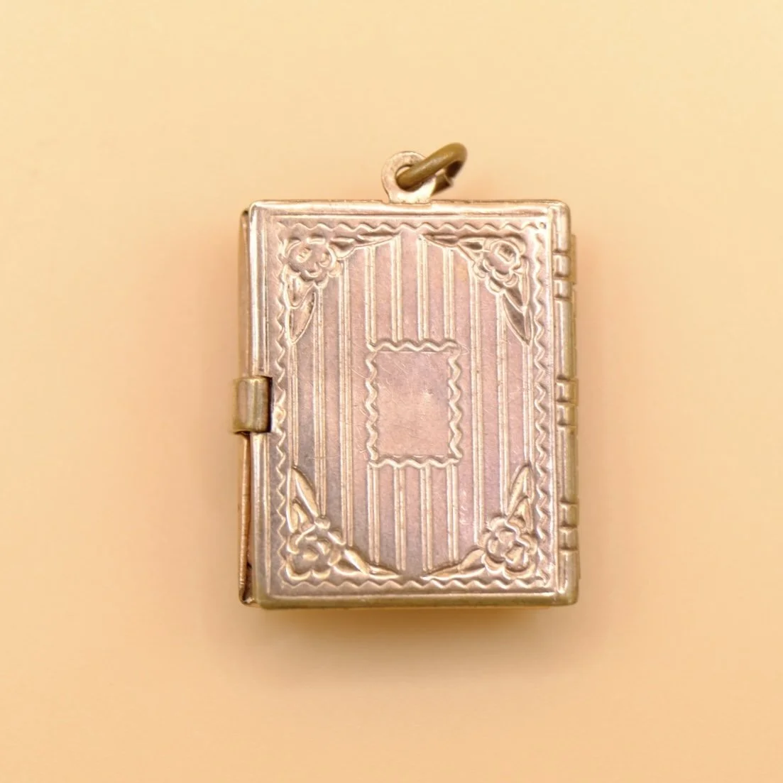 BVL1215-New-York-book-locket-back.jpg
