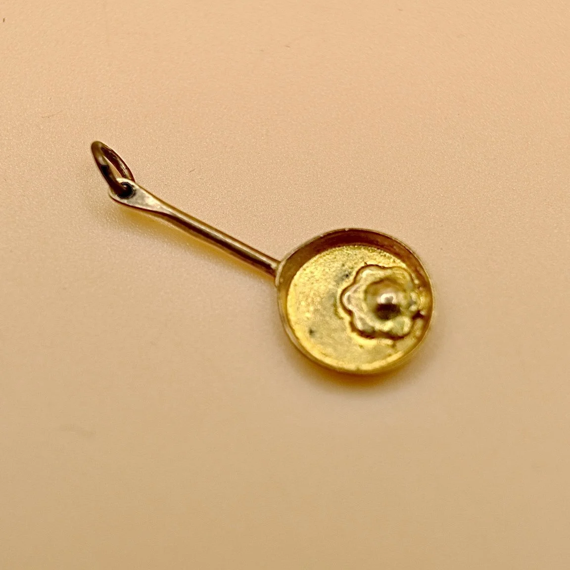 BVL1001-fried-egg-pan-charm.jpg
