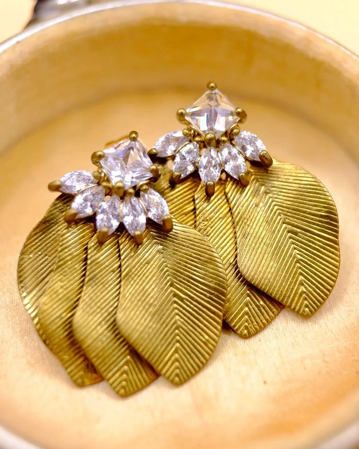 BVL945-leaf-paste-stud-earrings-box.jpg