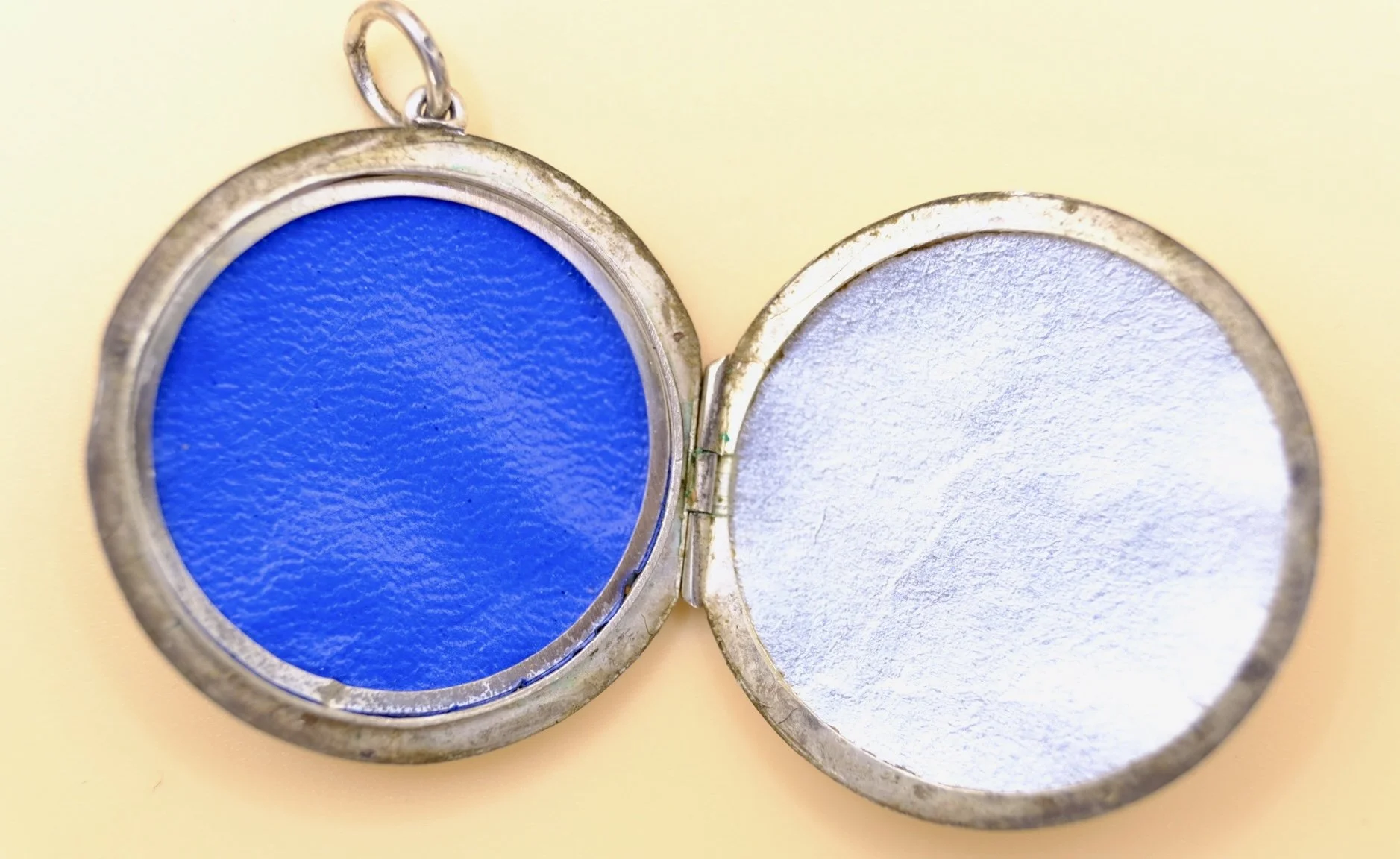 BVL1257-large-silver-embossed-locket-open.jpg