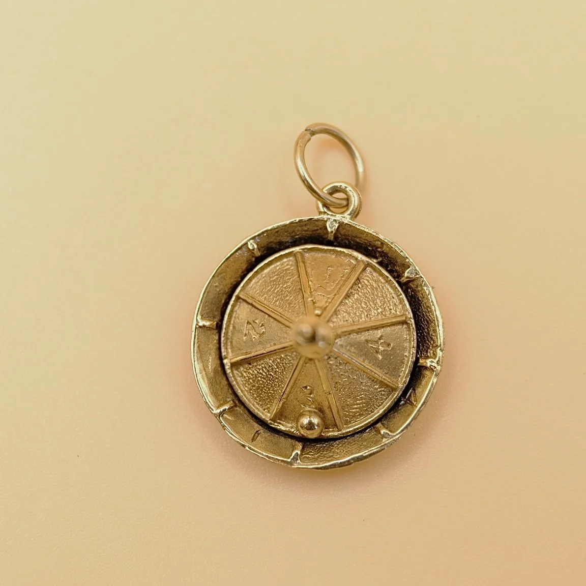 BVL1127-gold-roulette-wheel-pendant.jpg