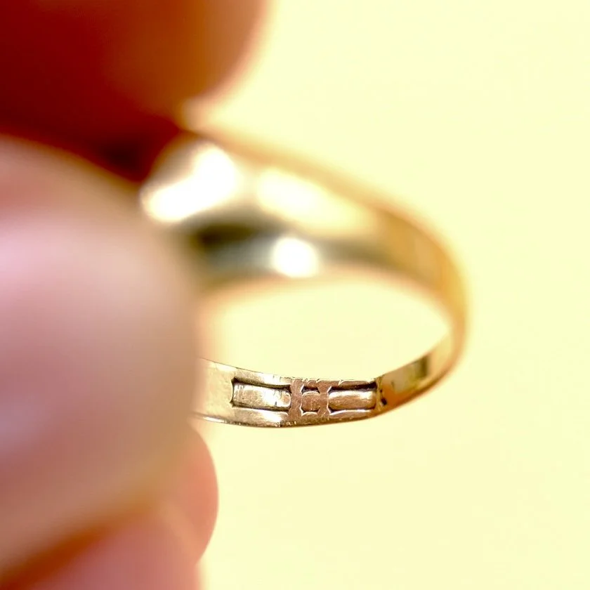 BVL1298-signet-ring-marks.jpg