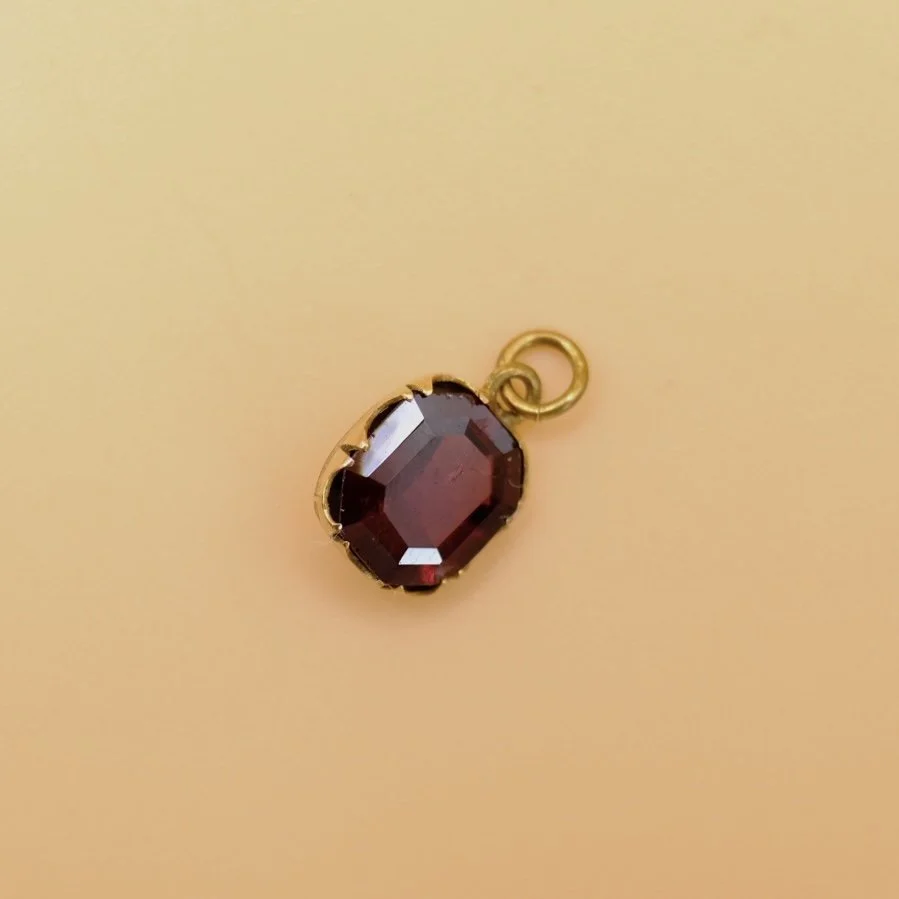 BVL1050-garnet-pendant.jpg