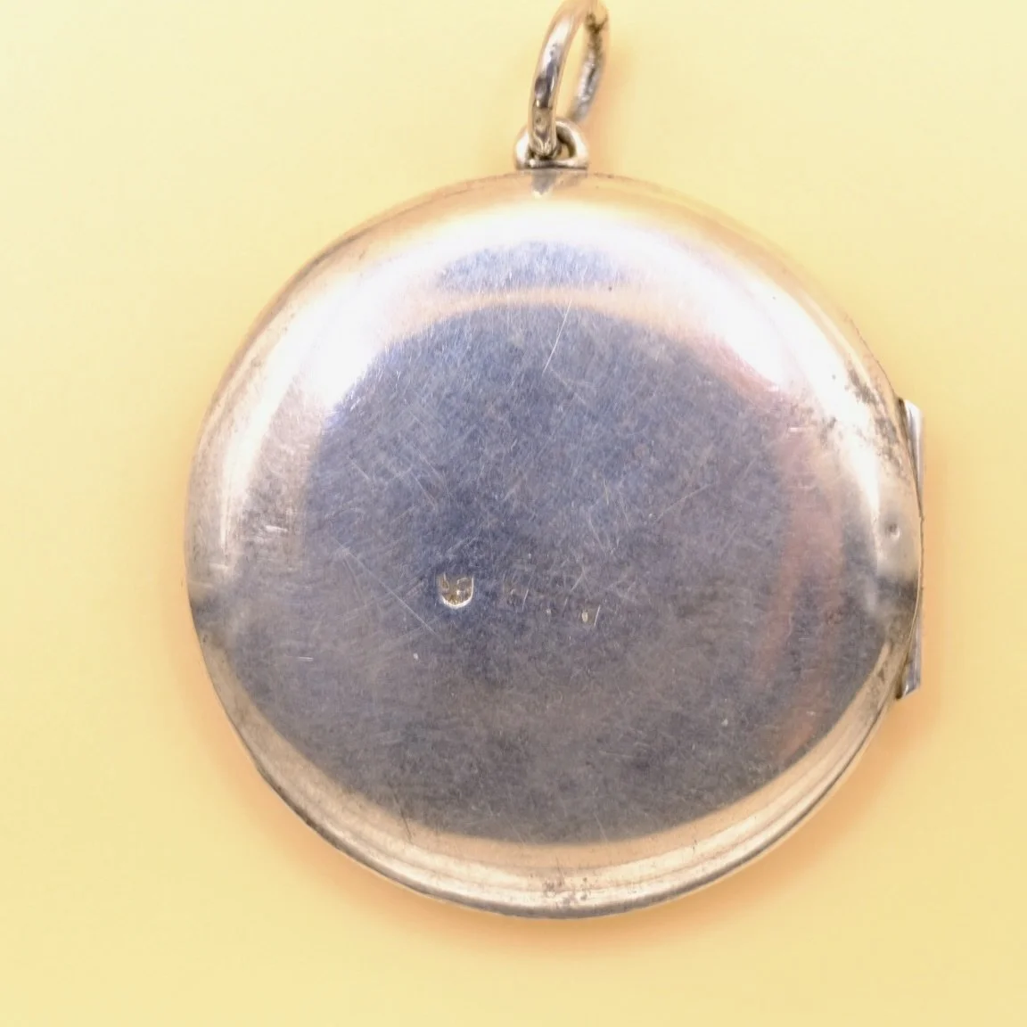 BVL1257-large-silver-embossed-locket-back.jpg