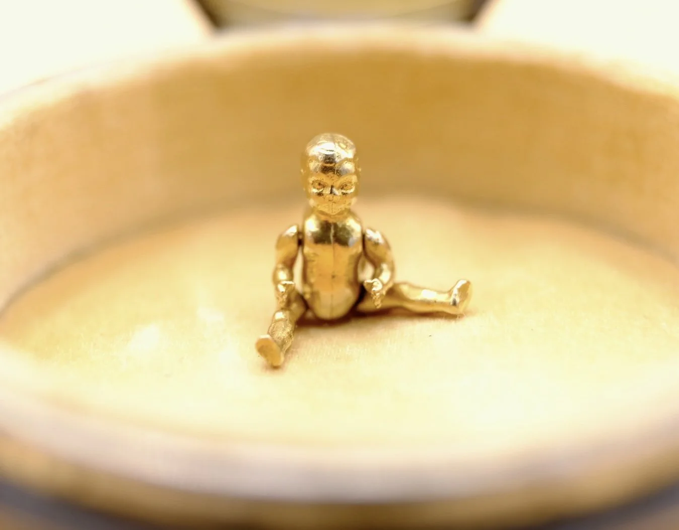 BVL1110-9ct-doll-pendant-box.jpg