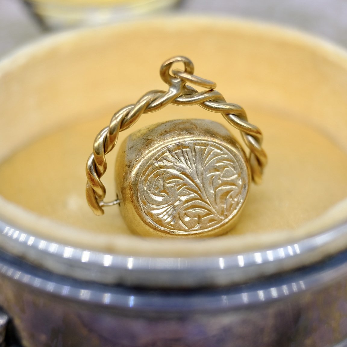 BVL685 9ct engraved box.jpg