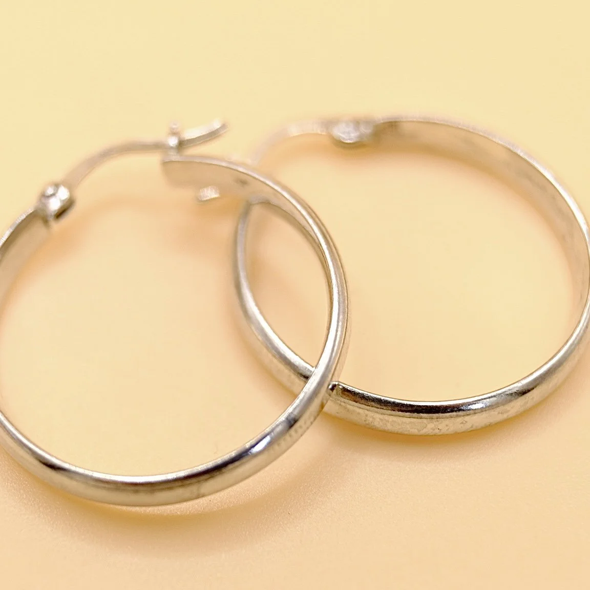 BVL995-silver-hoop-earrings-close.jpg