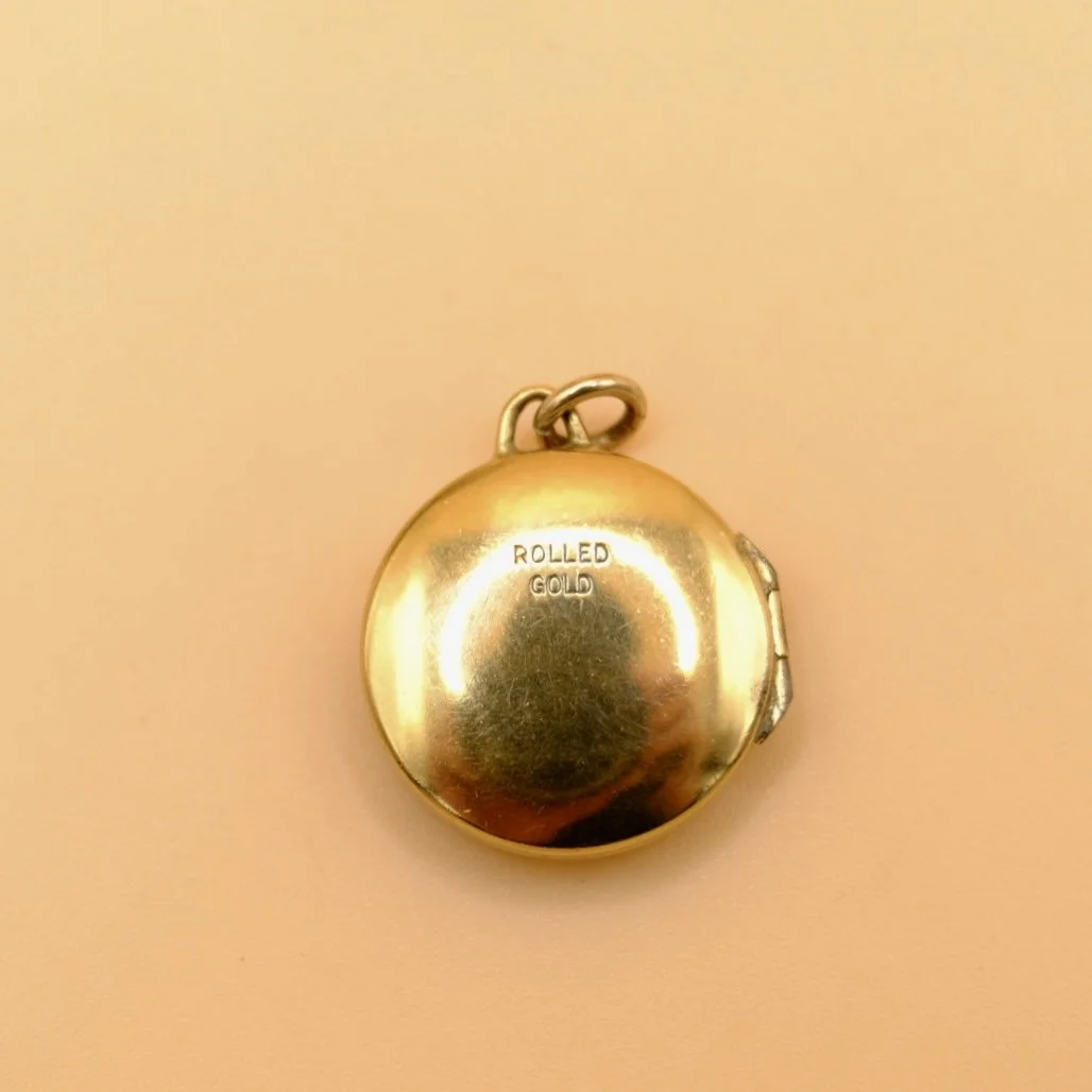 BVL1119-round-engraved-locket-marks.jpg