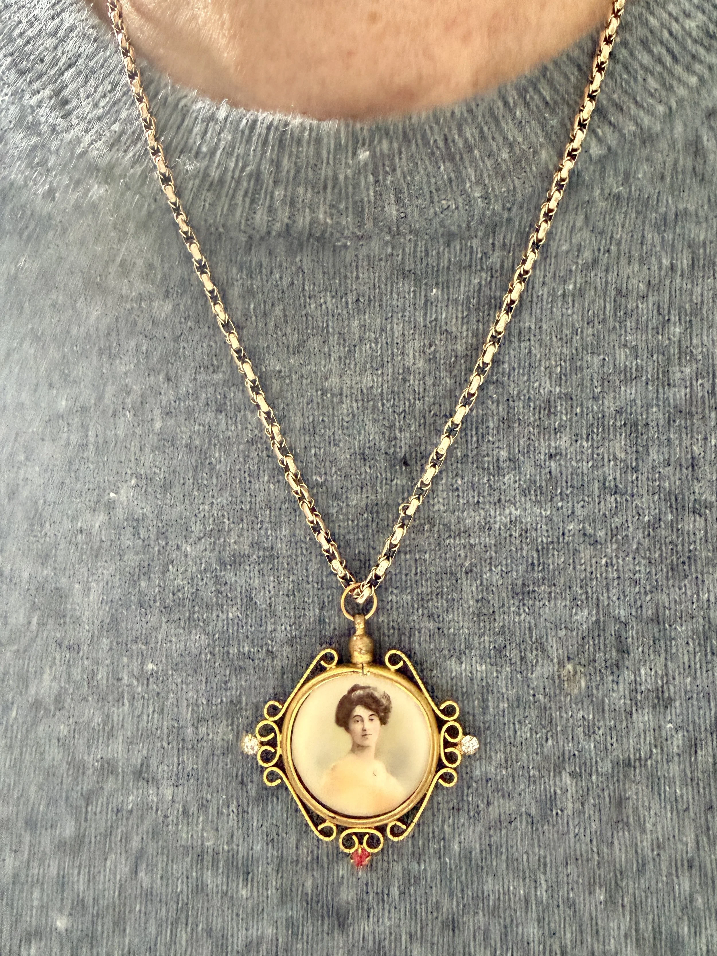 BVL1049-photo-locket-back-worn.jpg