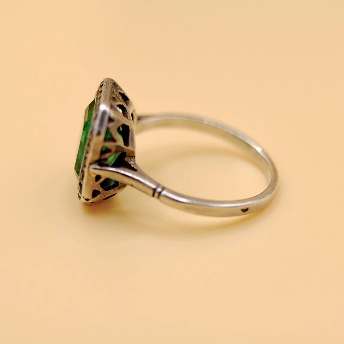 BVL932-square-emerald-paste-ring-side.jpg