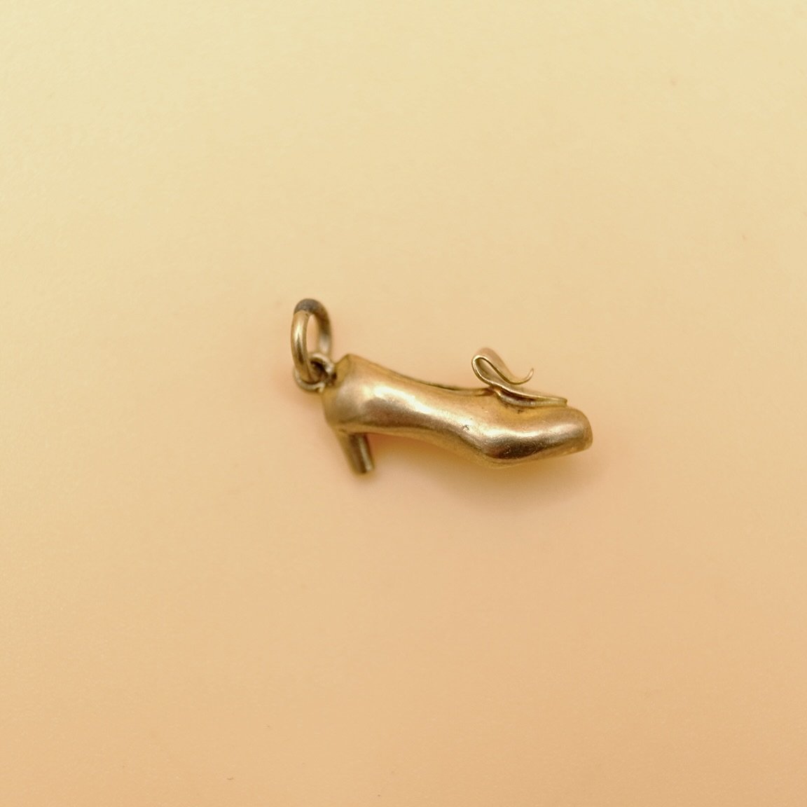 BVL1079-9ct-heeled-shoe-charm-back.jpg