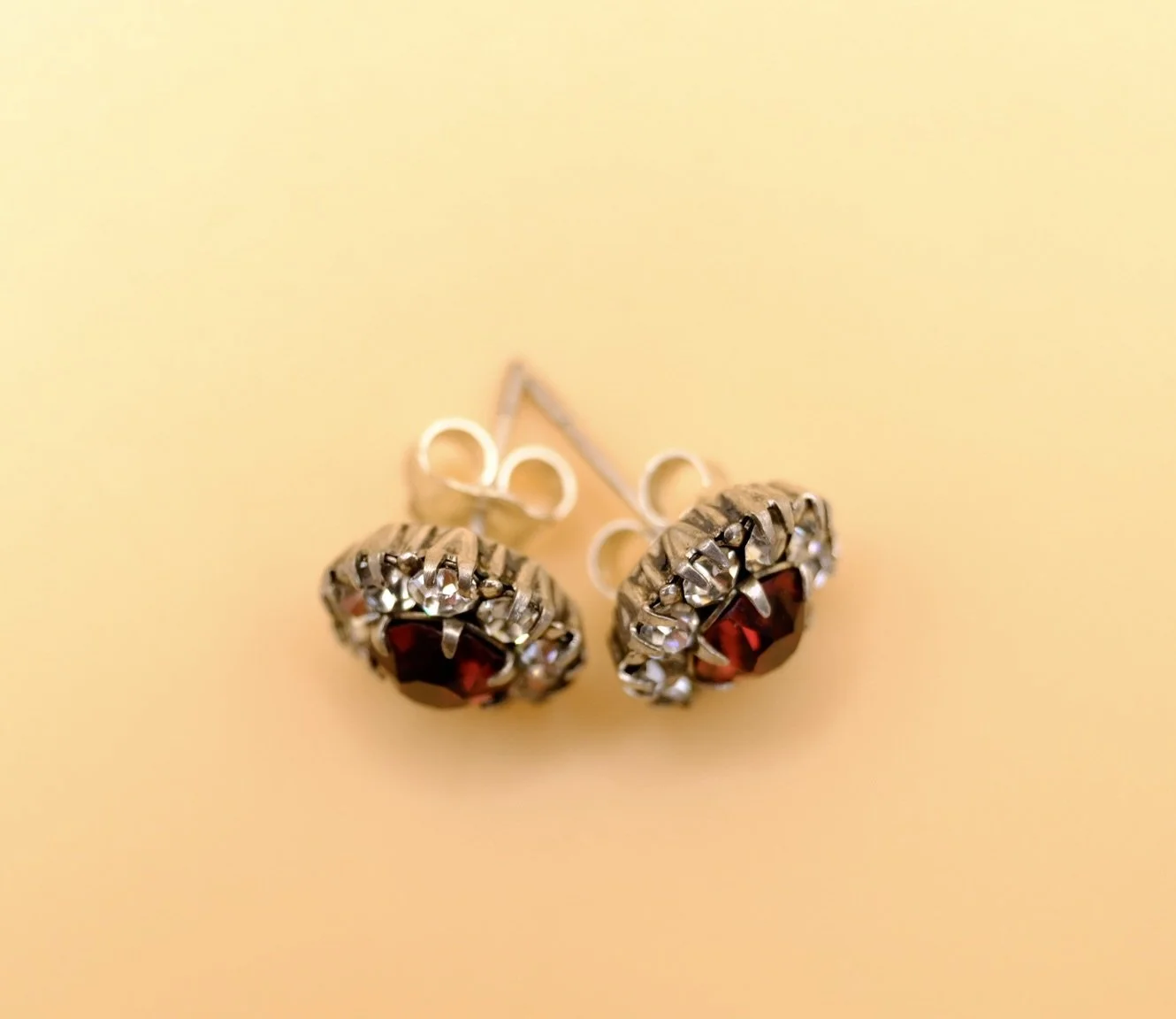 BVL868-red-daisy-paste-stud-earrings-top.jpg