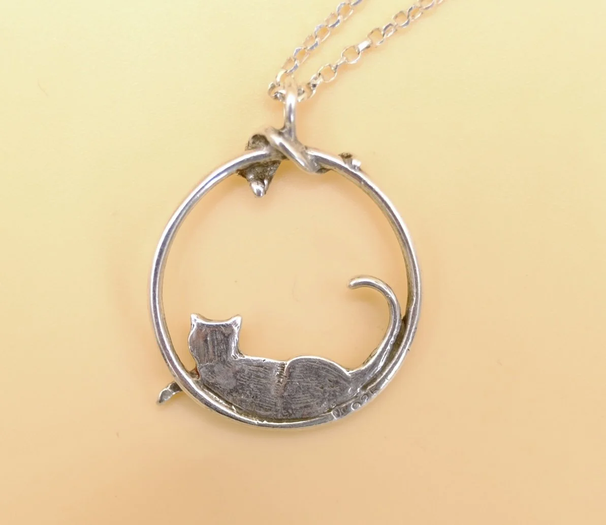 BVL1139-silver-cat-and-mouse-pendant-back.jpg