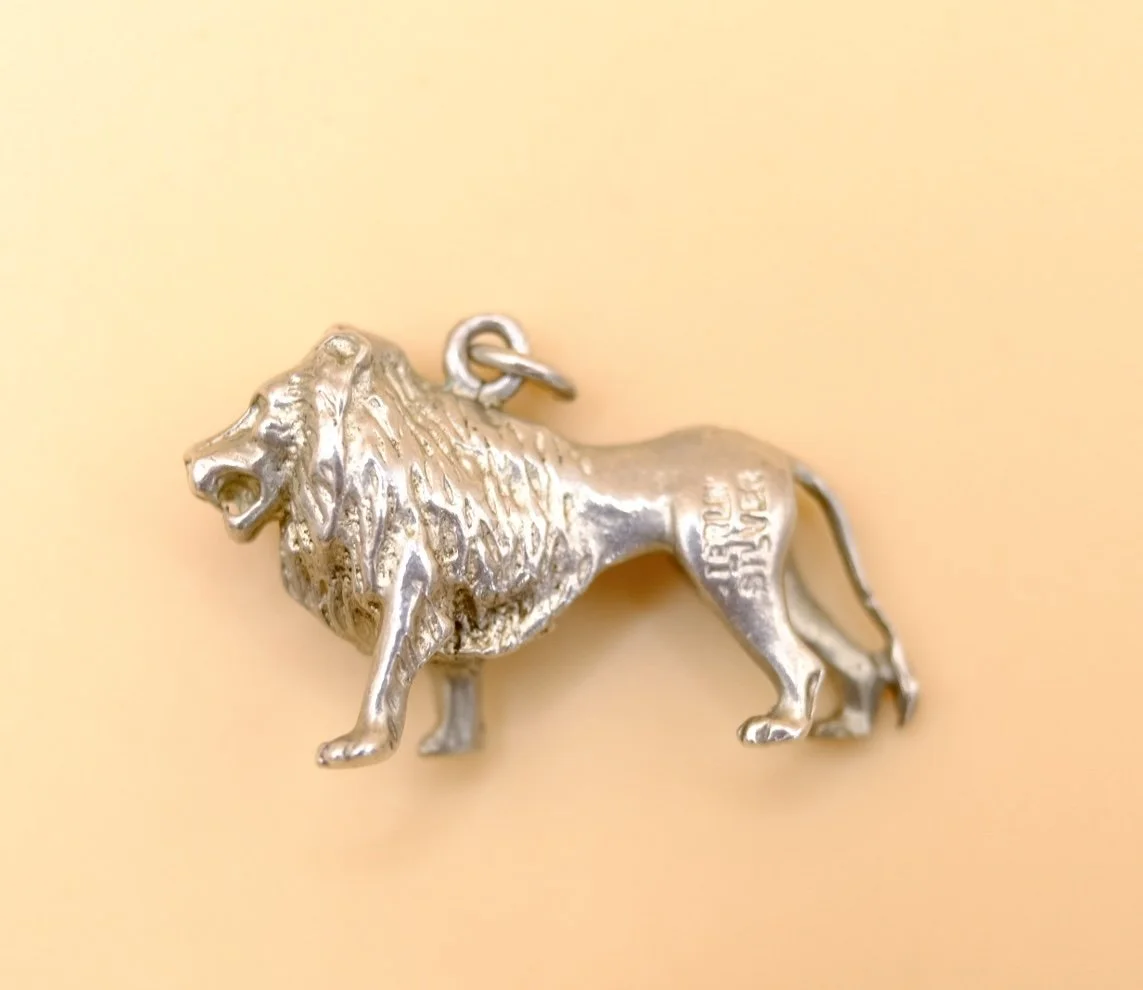 BVL1132-silver-lion-pendant-side.jpg