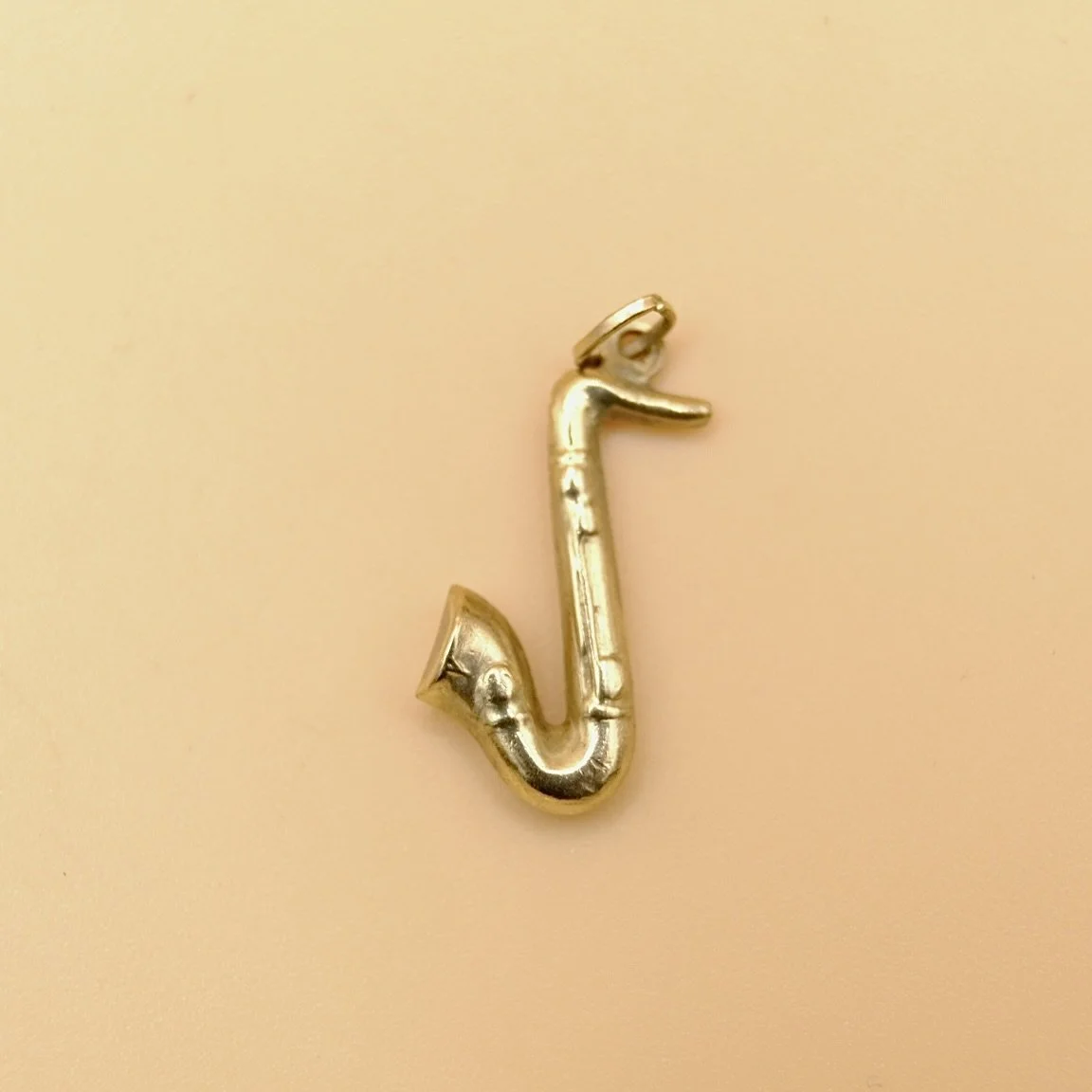 BVL1101-9ct-saxophone-charm.jpg