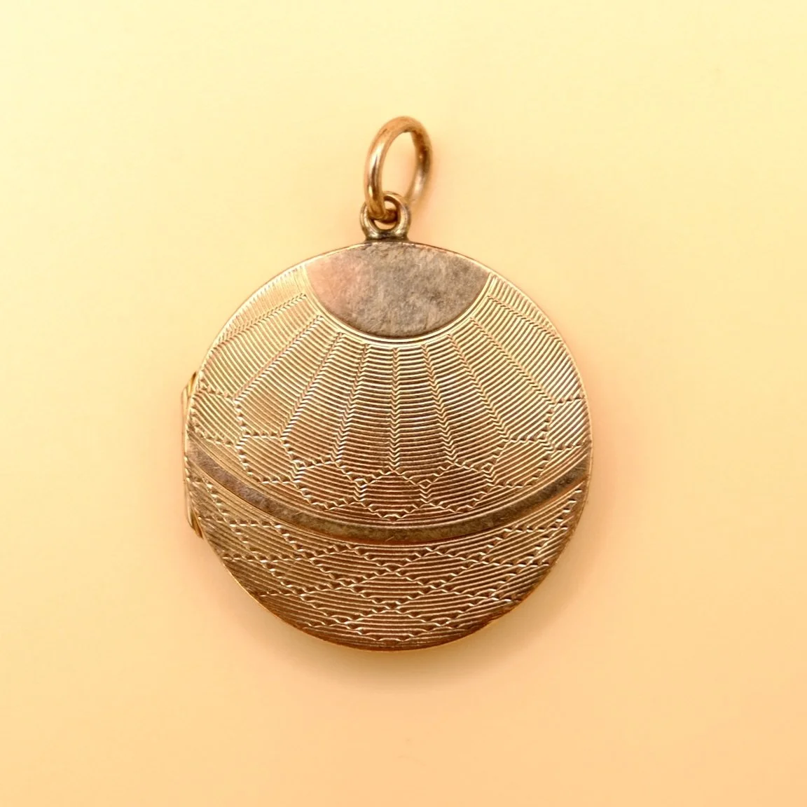 BVL1245-round-photo-locket .jpg