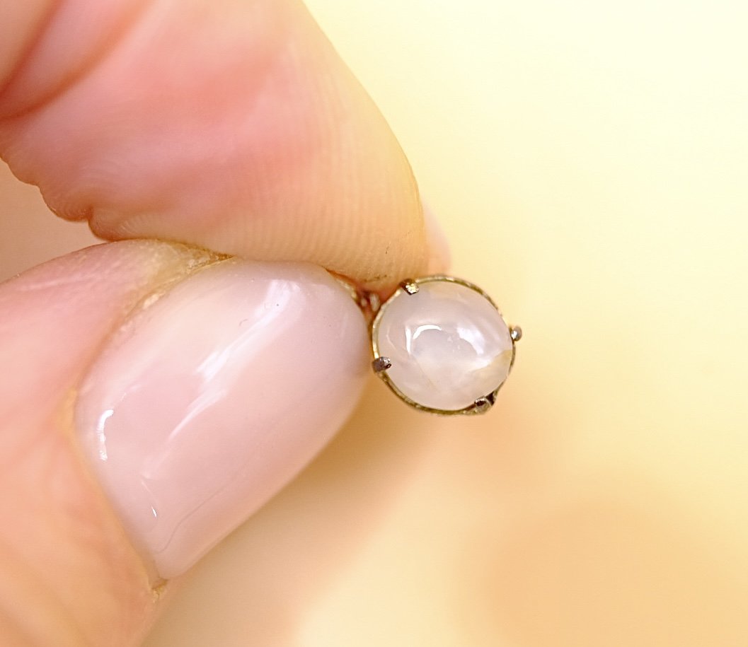 BVL1138-star-sapphire-pendant-held.jpg