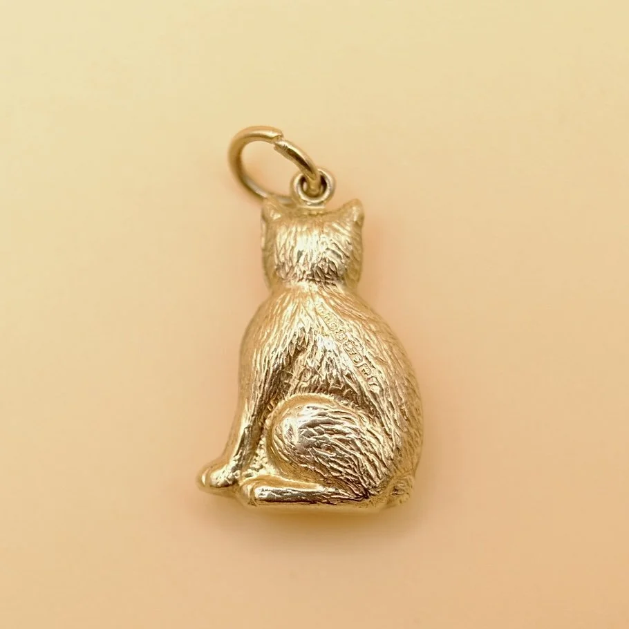 BVL1046-9ct-cat-charm-back.jpg