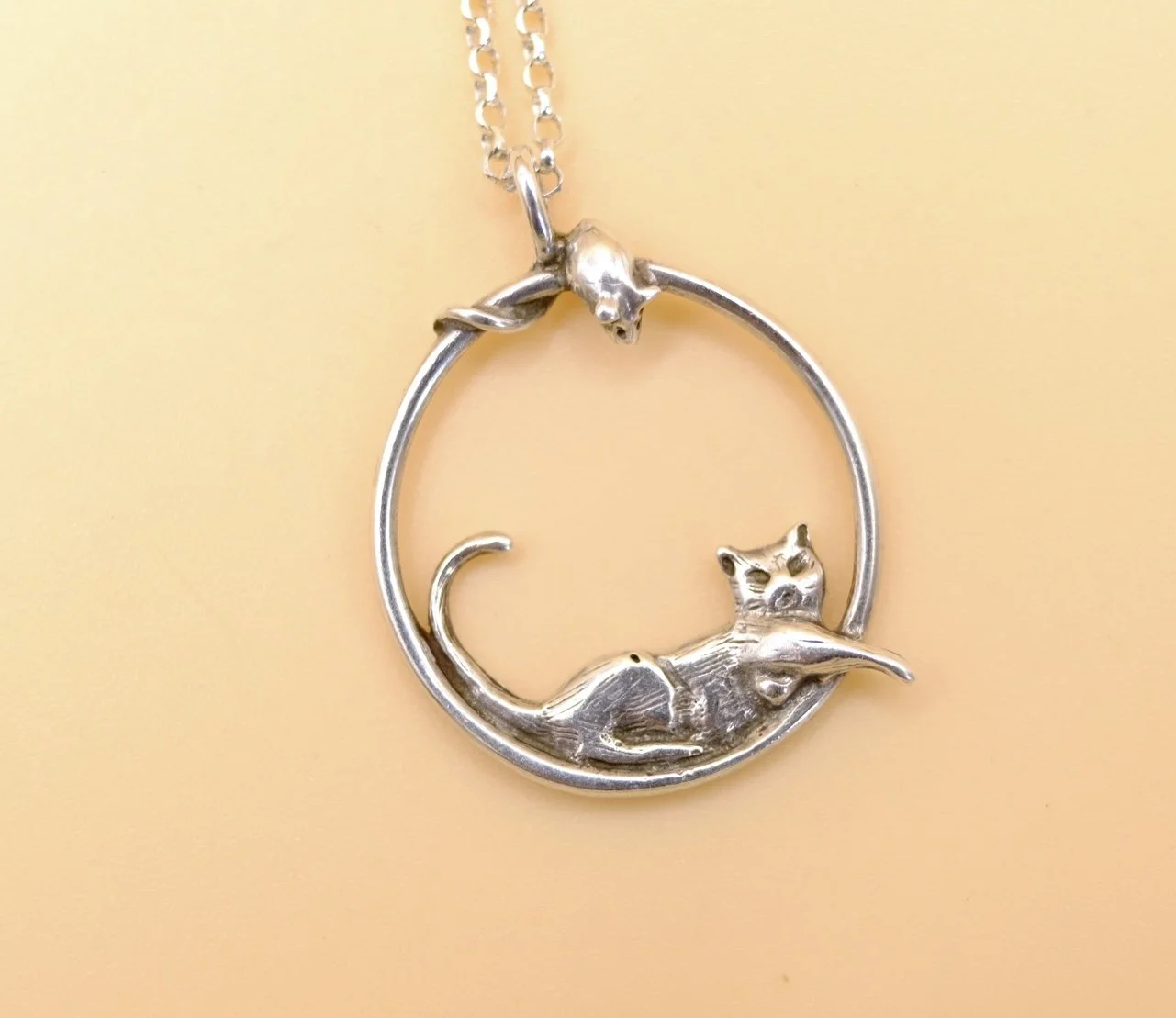 BVL1139-silver-cat-and-mouse-pendant-close.jpg