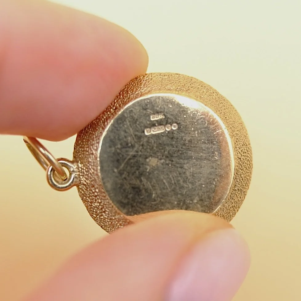 BVL1127-gold-roulette-wheel-pendant-marks.jpg