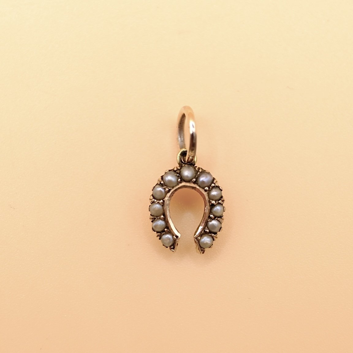 BVL1011-pearl-horseshoe-pendant.jpg