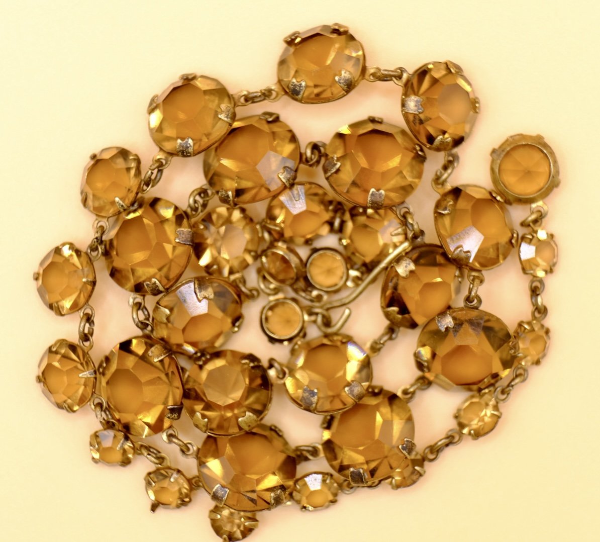 BVL1036-smoky-rivière-necklace-all.jpg